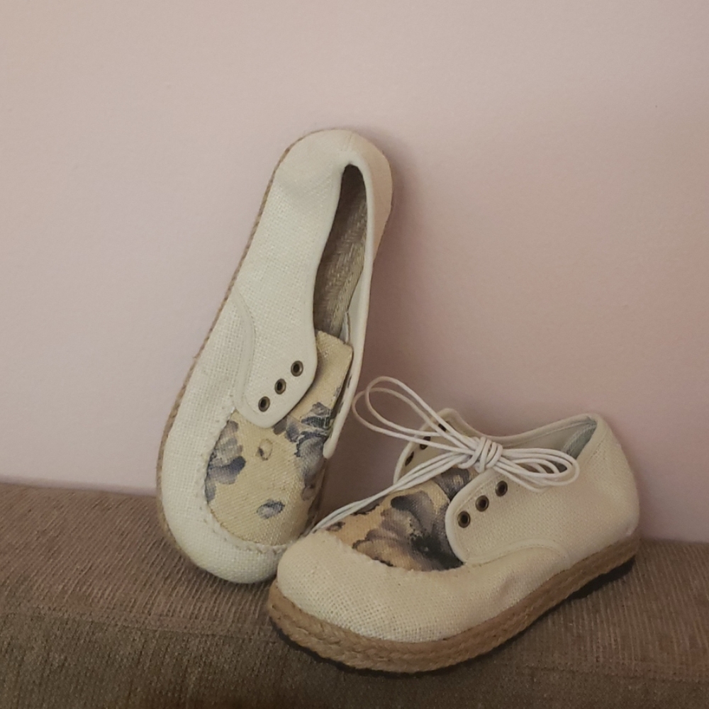 New beige floral moccasins wide